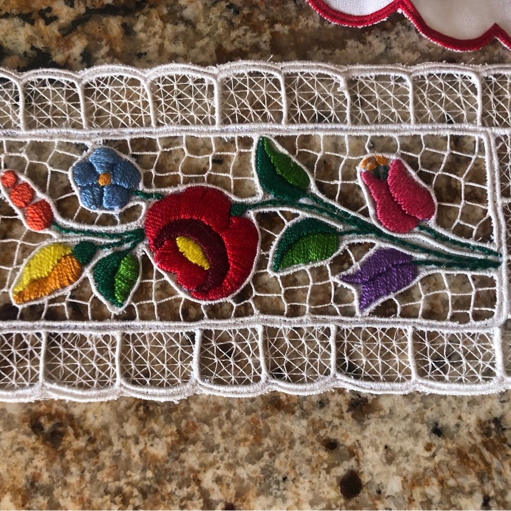 Hungarian Vintage Kalocsa vintage collectible hand embroidered doilies and table - Picture 3 of 5